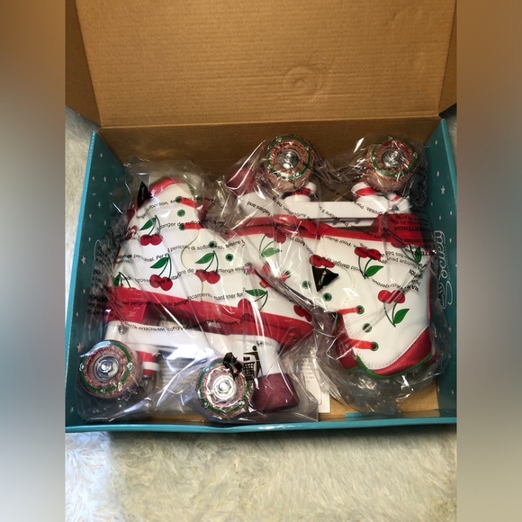 🍒Cherry Roller Skates - Circle Society girls 12-3 adjustable skates. NWT🍒 - Picture 4 of 14